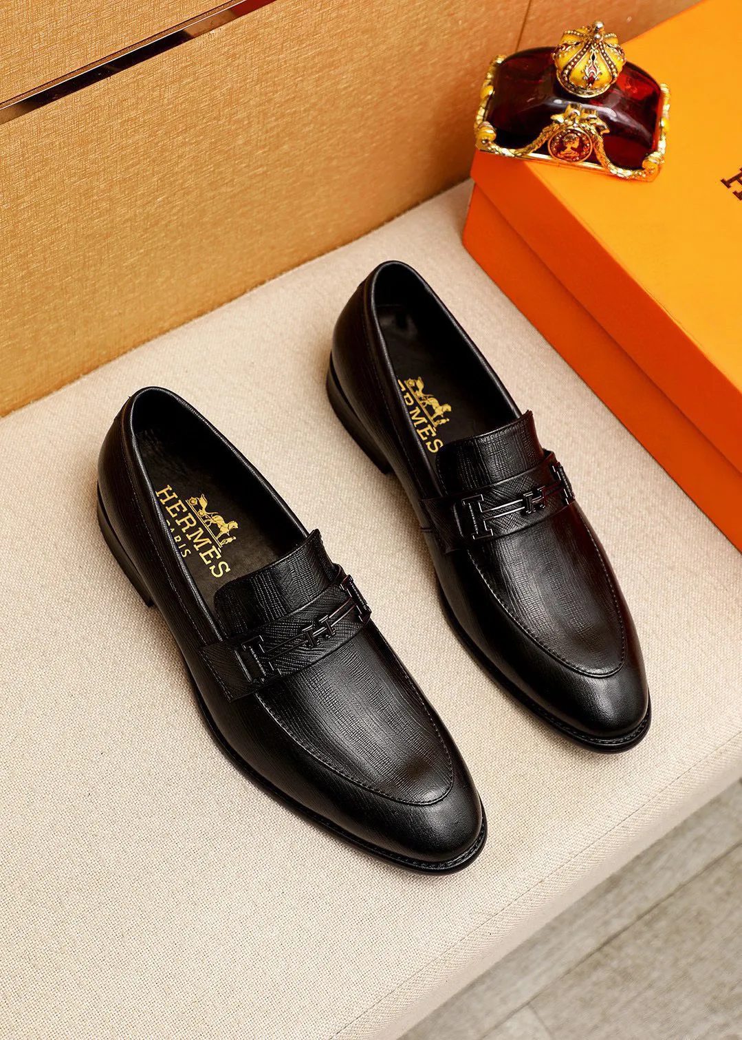 Men's shoes 💰460 💐 Product trademark: HERMES "Hermès" casual leather shoes Regular size: 39-44 (38.45.46🉑️Customized) Product materials: Selected imported first-layer calfskin embossed upper + classic hardware buckle, imported water-dyed 🐂 cowhide lining. Strong three-dimensional visual effect, combined outsole Color: 1⃣️color optional